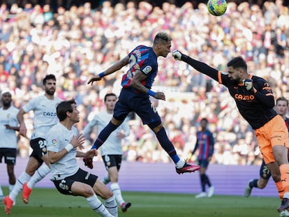 Raphinha marca de cabeza el único gol del Barcelona ante el Valencia.