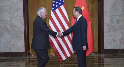 O secretário de Estado Rex Tillerson e o conselheiro de Estado da China, Yang Jiechi