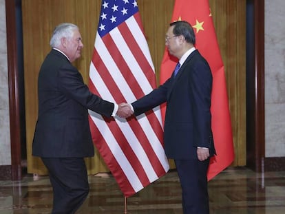 O secretário de Estado Rex Tillerson e o conselheiro de Estado da China, Yang Jiechi 