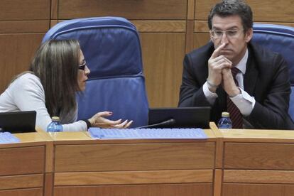 La conselleira de Facenda habla con el presidente de la Xunta durante el pleno del Parlamento.