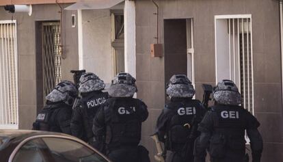 Agentes de los Mossos entrando en el domicilio de Abdelouahab Taib este lunes.