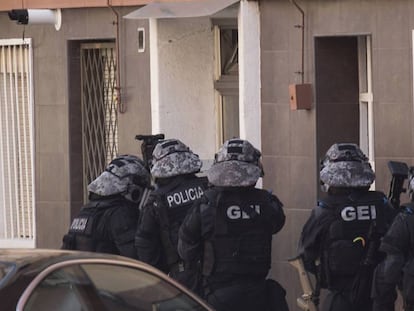 Agentes de los Mossos entrando en el domicilio de Abdelouahab Taib este lunes.
