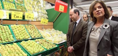 La alcaldesa de Madrid, Ana Botella, ha acudido a la inauguración del nuevo supermercado.