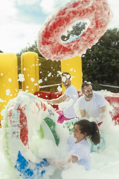 La idea de esta carrera de obstáculos surgió el año pasado. “Todo el equipo competimos en Spartan Races, donde hay mucho entrenamiento, mucha competitividad, mucho mal rollo… Nos pareció muy buena idea montar esto, que la gente hiciera pruebas, que se divirtiera y que la testosterona se la dejara en casa”, explica Ángel Cámara, uno de los organizadores y miembro de la Asociación de deportes alternativos, especializados en eventos de este tipo. En la imagen, la prueba con la que arranca el circuito: una piscina de espuma donde los concursantes tienen que ir encontrando objetos si quieren pasar a la siguiente.