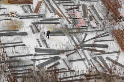 Un trabajador de la construcción trabaja en un nuevo residencial en Shanghai. Los precios de casas nuevas en China aumentaron un 0,48 por ciento en febrero respecto al mes anterior, lo que se suma al aumento del 0,95 por ciento de enero a pesar de que el Gobierno intensificó sus esfuerzos para frenar la inflación en la vivienda.