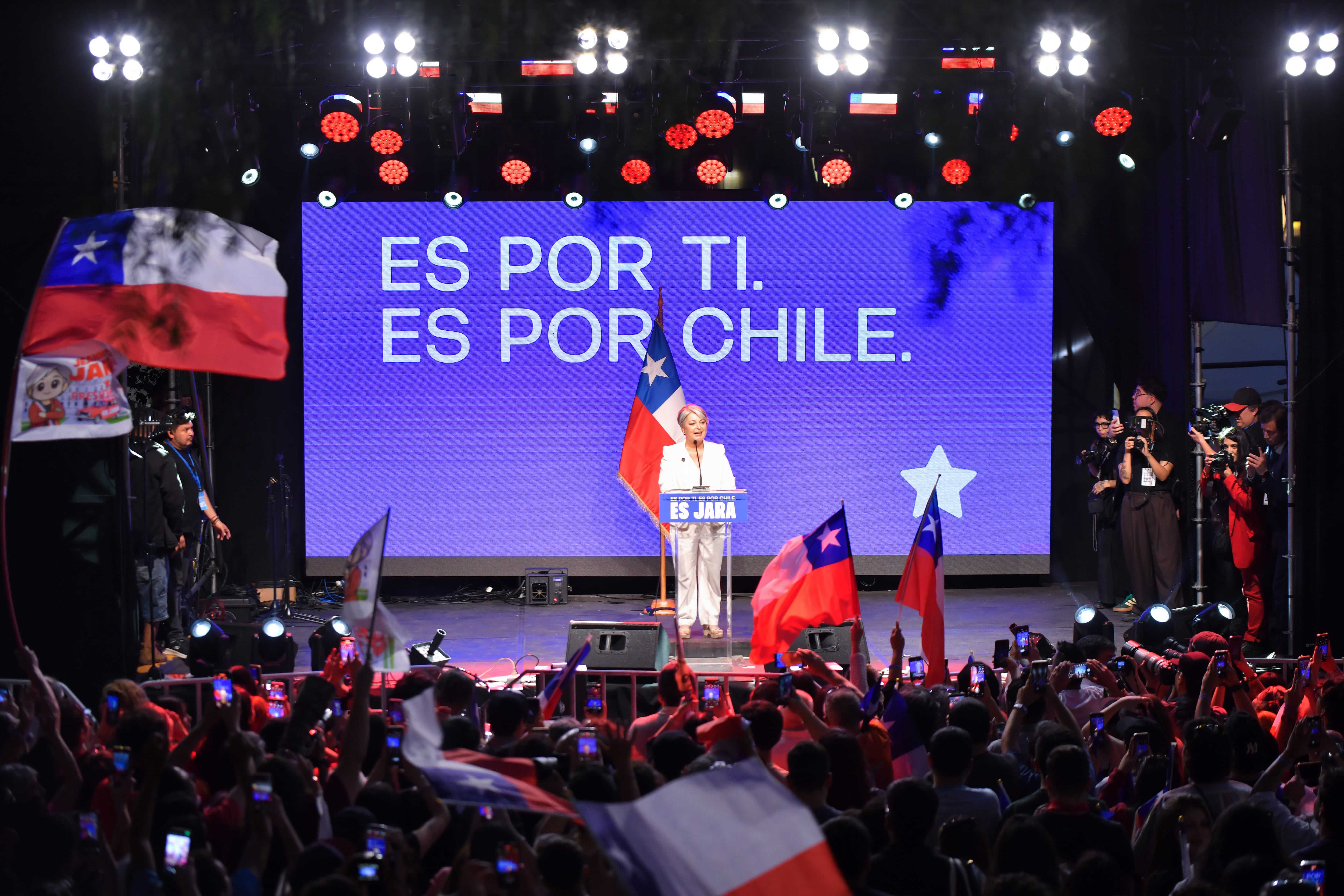 Jara celebra después de los resultados.