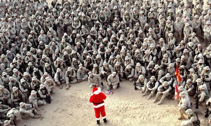 24 de diciembre de 2002. Cientos de marines estadounidenses se reúnen en Camp Comando en el desierto de Kuwait, durante la visita de Santa Claus la víspera de Navidad.