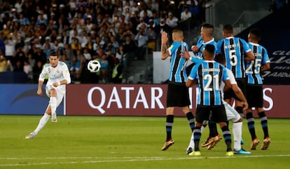 Cristiano Ronaldo lanza la pelota durante un tiro libre.