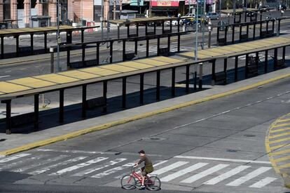 Vista de la estación de tren Constitución sin servicio de transporte público ni taxi debido a la huelga general de 24 horas.