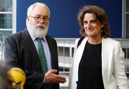 El comisario de Energía y Clima, Miguel Arias Cañete, y la ministra para la Transición Ecológica, Teresa Ribera.