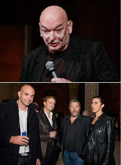 Arriba, el arquitecto Jean Nouvel durante su intervención en el Fórum; abajo, el diseñador Philippe Starck (tercero por la izquierda) y su esposa, Yasmine, con dos invitados al cóctel de inauguración.