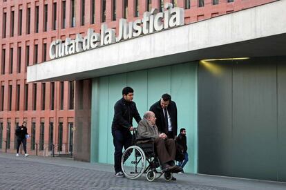 Millet, en cadira de rodes, a la Ciutat de la Justícia.