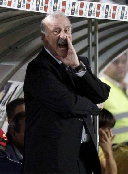 Vicente del Bosque da indicaciones a sus jugadores.