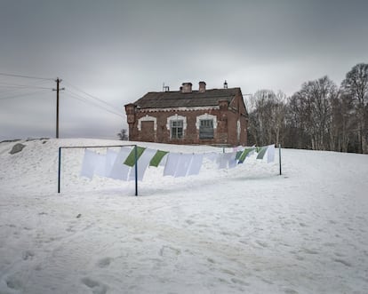 Ropa tendida en la calle Primorskaya, en el asentamiento sur, el principal de Solovki.