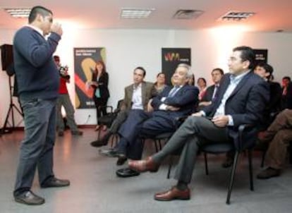 El presidente de Telefónica en Colombia, Alfonso Gómez (c), el secretario de Estado de Telecomunicaciones y para la Sociedad de la Información de España, Víctor Calvo-Sotelo (2d), y el ministro de Tecnologías de la Información y las Comunicaciones de Colombia, Diego Molano (d), asisten este 25 de octubre de 2013, a una presentación de emprendedores en la academia de Wayra en Bogotá (Colombia). EFE/COLOMBIA.INN