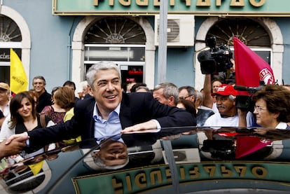 El primer ministro en funciones y líder socialista portugués, José Socrates, saluda a sus partidarios en Figueira da Foz.