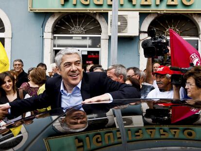 El primer ministro en funciones y líder socialista portugués, José Socrates, saluda a sus partidarios en Figueira da Foz.