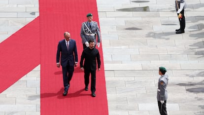 El canciller alemán Merz y el presidente ucranio Zelenski pasan revista a una guardia de honor, este miércoles en Berlín.