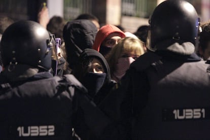 La policía retiene a un grupo de manifestantes en Madrid mientras les piden la documentación.