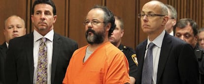 Ariel Castro, en el centro, durante su juicio.