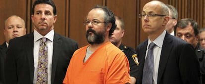 Ariel Castro, en el centro, durante su juicio. 