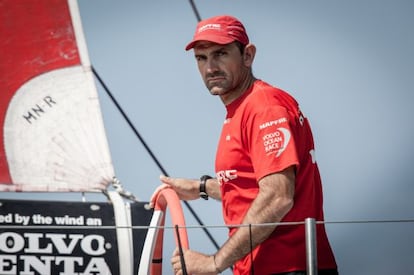 Xabi Fernández al timón del barco, el día de la llegada.