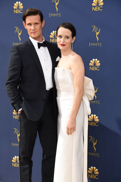 Matt Smith y Claire Foy, las dos estrellas protagonistas de The Crown. Foy, que ganó el Emmy por su papel de Isabel II, eligió un vestido palabra de honor de Calvin Klein by Appointment.