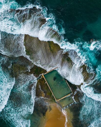 ’Surrounding by waves’ (rodeada de olas) es el título de esta vista aérea captada por Iwan Ariawan de la piscina de marea construida sobre una plataforma de roca en Mona Vale, un distrito de Sídney (Nueva Gales del Sur, Australia). A pesar de no haber quedado como la primera clasificada en la categoría de fotografía urbana, ha sido una de las imágenes destacadas por el jurado, este año formado por siete profesionales del sector.