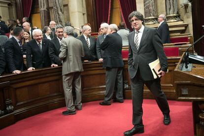 El candidato a la presidencia de la Generalitat, Carles Puigdemont, en el momento de su entrada al hemiciclo.