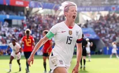 La estadounidense Rapinoe celebra el 2-1 contra España en octavos del Mundial.