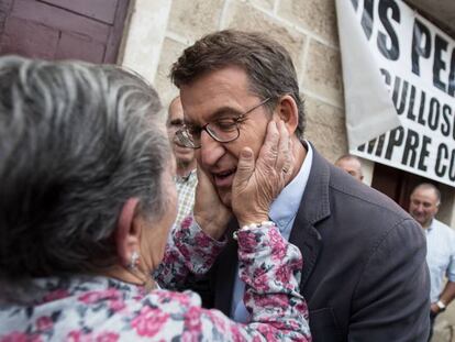 Alberto N&uacute;&ntilde;ez Feij&oacute;o vista su pueblo natal, Os Peares.