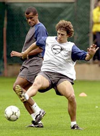 Rivaldo y Puyol se disputan el balón en un entrenamiento.