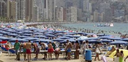 Una playa valenciana llena de turistas.