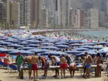 Una playa valenciana llena de turistas.