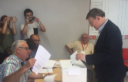 El presidente de la Generalitat valenciana, Ximo Puig, vota en las primarias del PSPV-PSOE en Morella (Castellón).