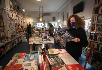 Lola Larumbe, de la Librería Rafael Alberti, con el libro recomendado 'Estampas 1936'
