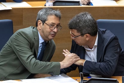 Vicente Barrera, de Vox, y Carlos Mazón, durante el pleno. 