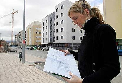 Adriana Mendívil, frente al bloque de viviendas donde se ubica su piso, en Pamplona.