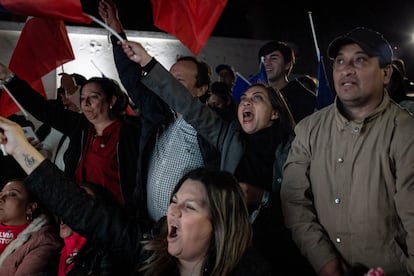 Miembros del Partido Republicano celebran en la sede de comando del partido tras las elecciones de constituyentes en Santiago (Chile), este domingo.