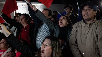 Miembros del Partido Republicano celebran en la sede de comando del partido tras las elecciones de constituyentes en Santiago (Chile), este domingo.