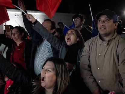Miembros del Partido Republicano celebran en la sede de comando del partido tras las elecciones de constituyentes en Santiago (Chile), este domingo.