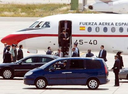 El presidente del Gobierno desciende de un Falcon 900 del Ejército ayer a su llegada a Barcelona.