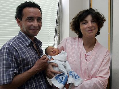 José Julio Olcese y Cristina González Tejerina, con su pequeña Illary, en el hospital La Paz.