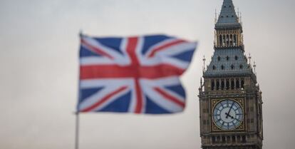 El Big Ben de Londres con la bandera británica.