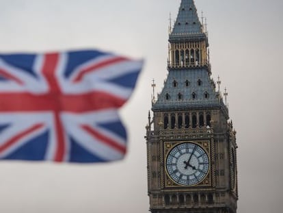El Big Ben de Londres con la bandera brit&aacute;nica.