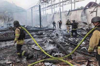 Bomberos ucranios, en un almacén de grano tras un bombardeo ruso en Kostantínovka, en Donetsk. 