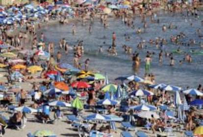 Turistas en playa de Benidorm (Alicante)