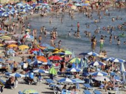 Turistas en playa de Benidorm (Alicante)