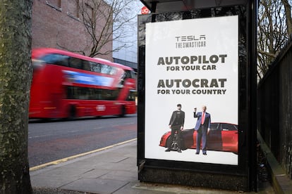 Carteles de guerrilla urbana en una marquesina de autobuses de Londres donde se lee: "Piloto automático para tu coche, autócrata para tu país. Tesla, el coche de la esvástica". 