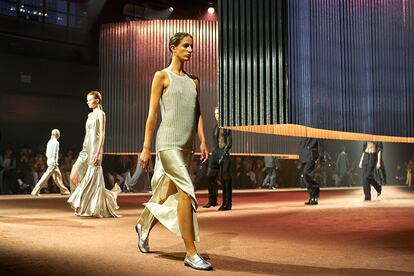 Una de los looks del carrusel del desfile de COS en Nueva York.